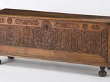 un vieux coffre en bois orné de sculptures sur les côtés