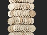 un gros plan sur un tas de pièces de monnaie sur fond noir