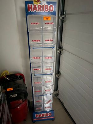 une photo montrant des casques de chantier exposés dans un garage