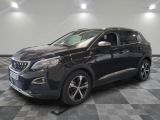 la voiture noire est garée dans le garage sur un sol en damier