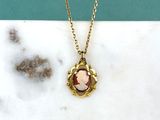 un collier plaqué or avec un camée, un camée, un camée, un camée, un camée, un camée, un camée, un camée, un camée, un camée, un camée, un camée, un camée, un camée