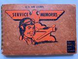 un vieil album de souvenirs de l'US Air Corps, contenant la photo d'un homme portant un casque de pilote