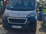 une camionnette blanche garée dans un parking