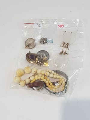 un sac contenant des perles et d'autres objets posé sur une table