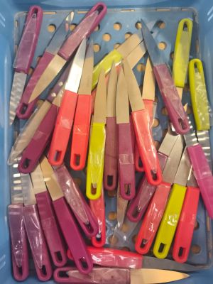 de nombreuses paires de ciseaux dans un bac en plastique