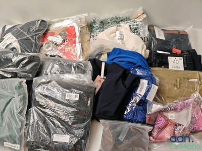 un tas de vêtements et d'autres objets posés sur une table
