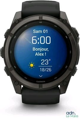 une montre noire dotée d'un écran bleu