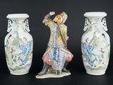 trois vases ornés de motifs différents, posés sur un fond noir