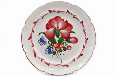 LES ISLETTES - Circa 1800 Assiette de forme chantournée en f…