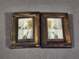 deux cadres photo ornés d'oiseaux, posés sur une table