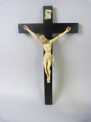 une croix en bois sur laquelle est fixé un crucifix