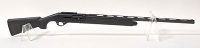 un fusil noir posé sur un socle transparent, sur une surface blanche