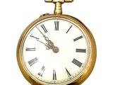 une montre de poche en or avec des chiffres romains sur le cadran