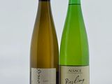 deux bouteilles de vin posées l'une à côté de l'autre sur une table
