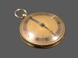 une montre de poche en or avec des chiffres romains sur le cadran