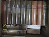 beaucoup de livres dans une boîte sur la table