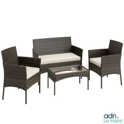 un ensemble de mobilier de jardin en osier marron composé de deux chaises et d'une table basse