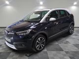 une voiture noire et blanche garée sur un sol à damier