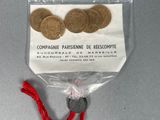 un sachet de pièces de monnaie entouré d'un cordon rouge