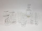 beaucoup de verres et une carafe sur la table