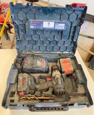 une mallette à outils posée sur une table, contenant des outils