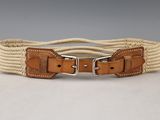 un gros plan d'une ceinture munie de deux boucles