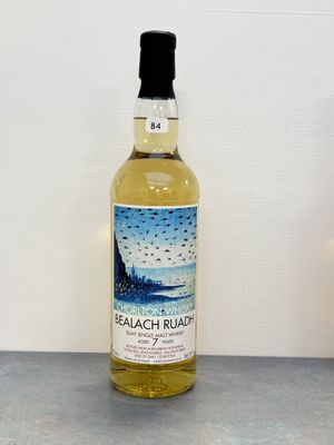 une photo d'une bouteille d'alcool posée sur un comptoir