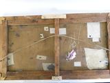 une photo d'une vieille boîte en bois à laquelle est attachée une ficelle