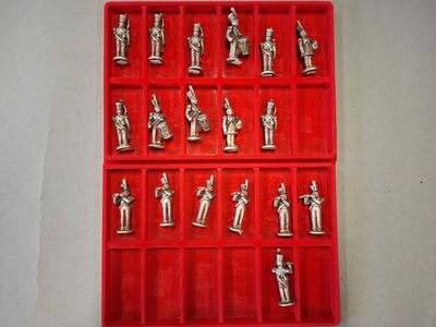 Ensemble de dix huit SOLDATS et MUSICIENS en alu, dont deux …