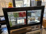 une vitrine réfrigérée dans un magasin