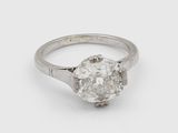 une bague en diamant avec une seule pierre au centre