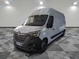 la camionnette blanche est garée sur le sol en damier d'une pièce