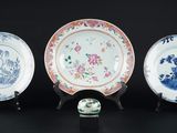 trois assiettes à motifs différents placées l'une à côté de l'autre
