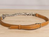 un gros plan d'une ceinture marron ornée d'une chaîne