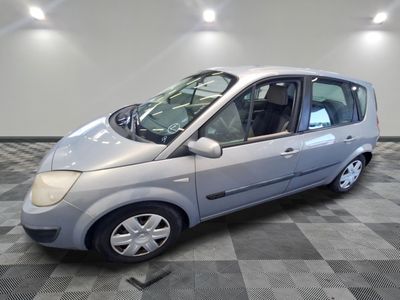 la photo d'une petite voiture argentée garée dans un garage