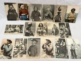 plusieurs vieilles photographies en noir et blanc représentant des femmes et des enfants autochtones