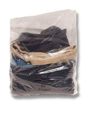 un sac de vêtements posé sur une table