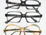 trois paires de lunettes empilées les unes sur les autres