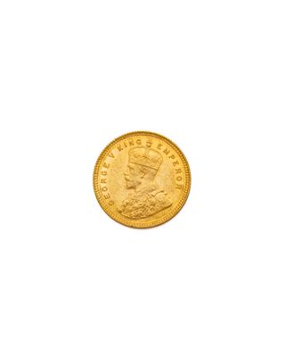 gros plan d'une pièce d'or sur fond blanc