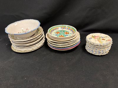 beaucoup d'assiettes empilées les unes sur les autres