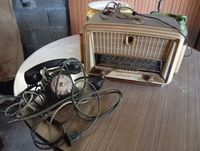 Téléphone en bakélite et une radio Sonolor