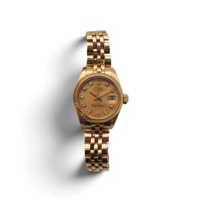 une montre Rolex pour femme, avec un cadran en or et des index en diamant