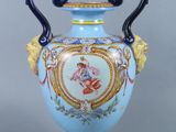 un vase bleu avec l'image d'une femme dessus