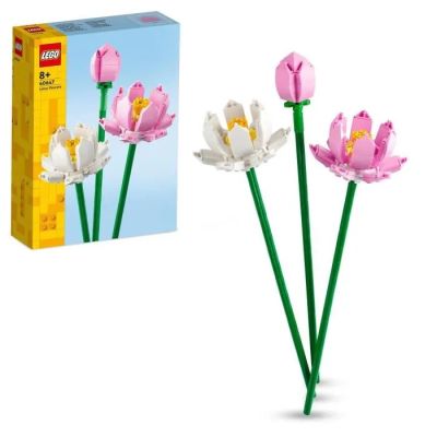 une boîte de Lego avec une fleur rose devant