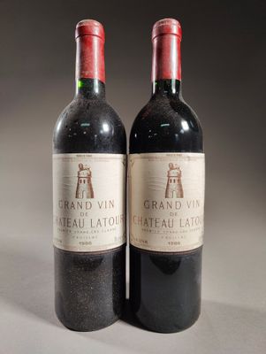 deux bouteilles de vin rouge posées l'une à côté de l'autre sur une table