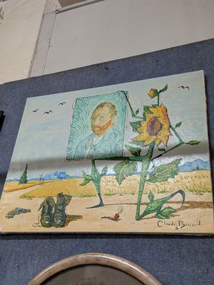 une photo d'un tableau accroché au mur au-dessus d'une horloge