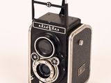 a black and white photo of an old fashioned camera