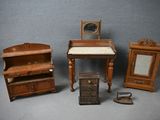 quatre meubles posés sur une table