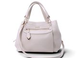 sac à main en cuir blanc sur fond blanc, muni d'une bandoulière
