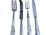 trois fourchettes, un couteau et un autre couteau sur fond blanc